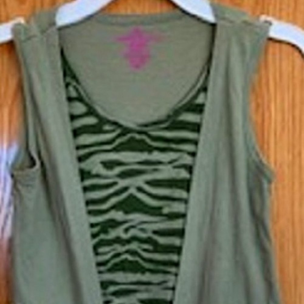 Almost Famous Girls Top Casual Sage Green T-Shirt Tunic Size M(10/12) Imported